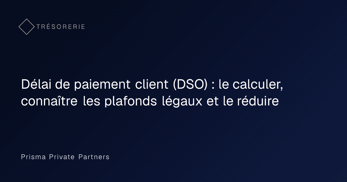 Échéancier de factures clients et calendrier d'encaissements sur le bureau d'un dirigeant de PME