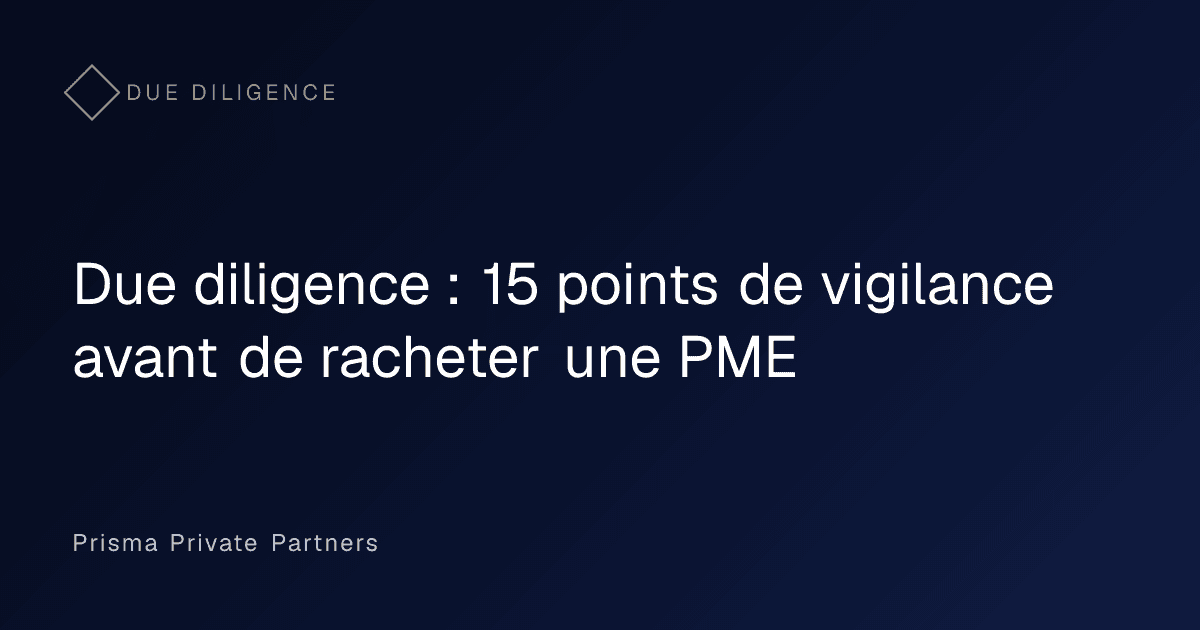 Analyste examinant des documents financiers dans une data room avant l'acquisition d'une PME