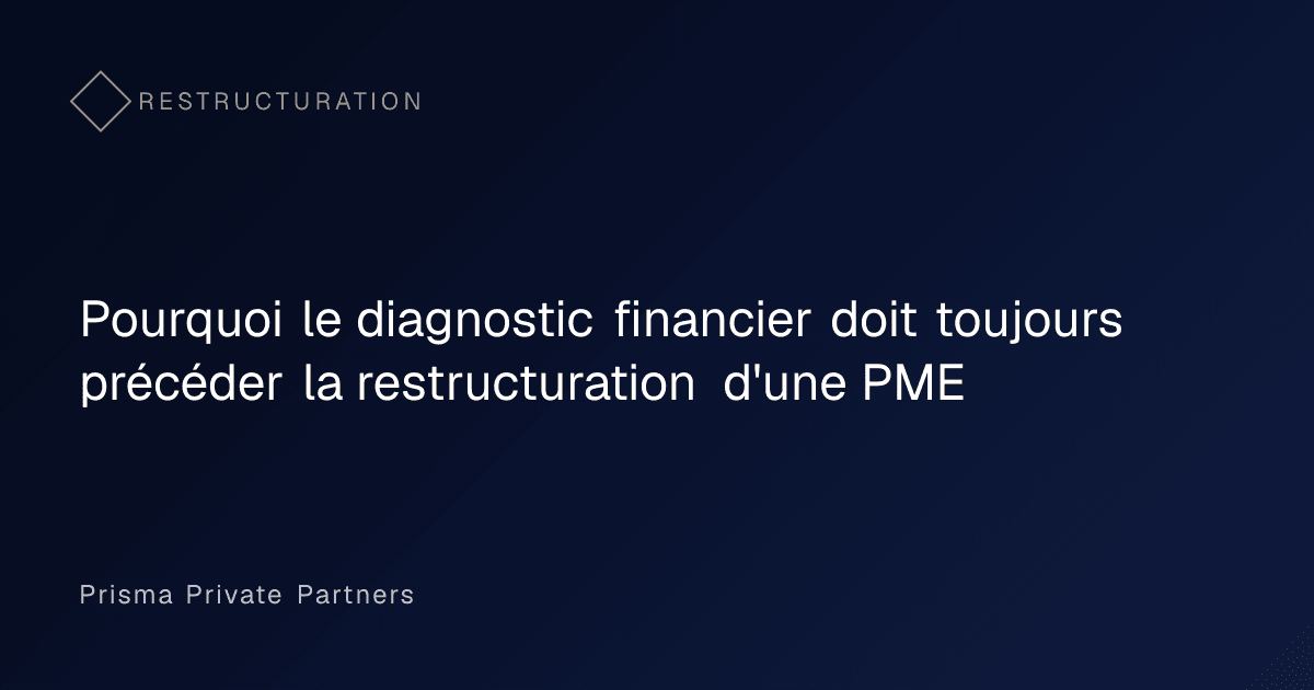 Dirigeant de PME et consultant analysant un compte de résultat avant un plan de restructuration