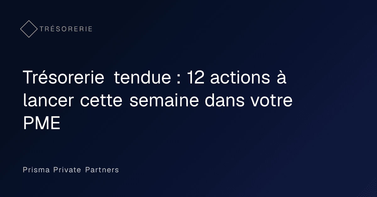 Dirigeant de PME consultant son solde bancaire et un plan de trésorerie sur tableur